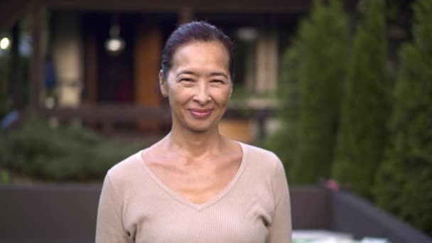 Sorridente Donna Asiatica Mezza Età Mostrando Segno Piedi Nel Suo — Video Stock