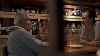 Karı koca konuşmak ve evde şarap kırmızı içme