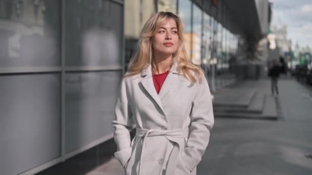 Hermosa mujer rubia caminando en la calle de otoño — Vídeos de Stock