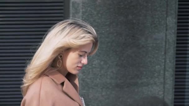 Vue latérale de la femme blonde avec café marche et surf web — Video