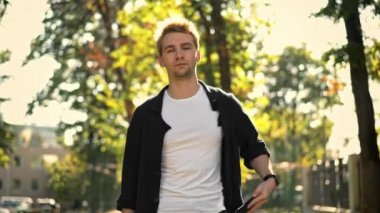 Genç adam Smartphone cep ve mesaj alma