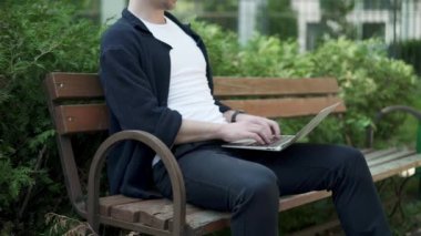 Tezgah yavaş mo üzerinde oturan dizüstü bilgisayarda yazarak tanınmayan adam