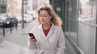 Güzel sarışın kadın beyaz yürüyüş ve örümcek ağı dalga köpüğü