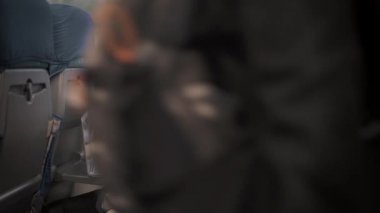 Laptop ile çalışma ve tren gazetelerde doldurma adam