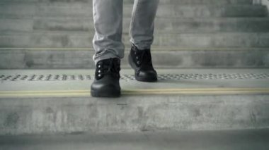 Adamın bacakları aşağı gidiş kot pantolon