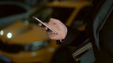 Atış erkek el ile bir telefon kadar yakın. Bakcground üzerinde taksi