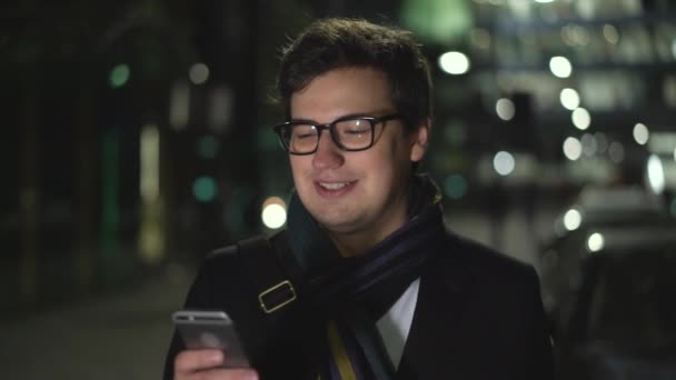 Uomo in piedi sorridente messaggio di lettura poi prendendo un sorso di caffè — Video Stock