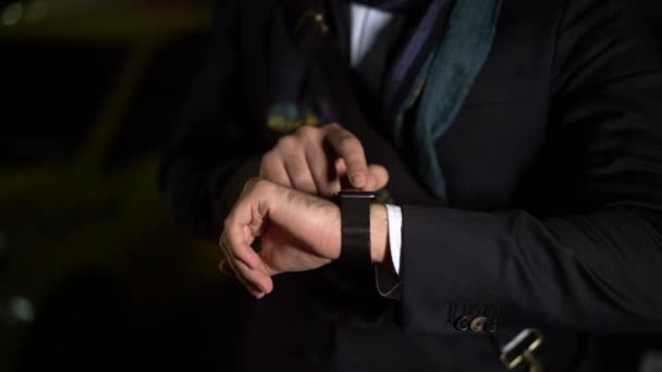 Primo piano colpo di smartwatch sulla mano maschile durante la notte — Video Stock