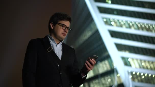 Ernsthafte konzentrierte Geschäftsmann ist SMS am Telefon — Stockvideo