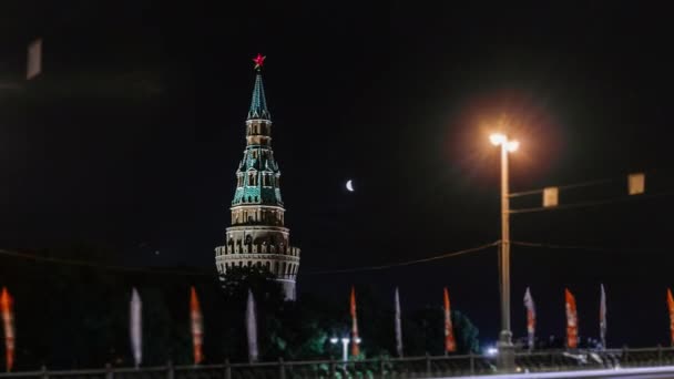 Timelapse van de maan en het Kremlin van Moskou 's nachts. Verplaatsen van waning Gibbous en Kremlin van Moskou. — Stockvideo