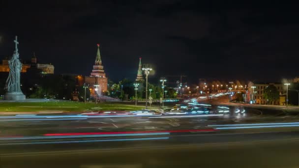 Timelapse de Moscú por la noche. Panorama del Kremlin y la estatua del Príncipe Vladimir . — Vídeo de stock