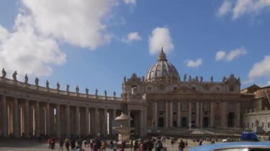 Roma, İtalya - 10 Haziran 2018: Timelapse, Saint Paul Katedrali'nde turistlerin yaz saati.