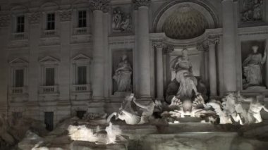 Zaman atlamalı pan Trevi Çeşmesi heykelleri sağa sola vurdu. İtalya, 2018