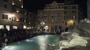 Roma, Italy6 2018 gece zaman kalabalık Trevi Çeşmesi Timelapse