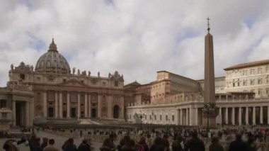 Roma, İtalya - 9 Haziran 2018: Timelapse, Saint Paul Katedrali'nde turistlerin yaz saati.