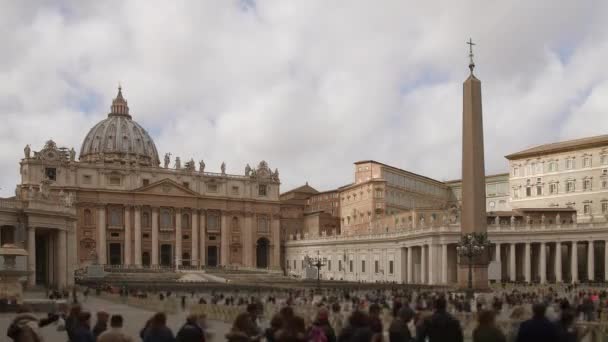 Timelapse av Saint Pauls Cathedral på sommartid med turister. Italien, 2018 — Stockvideo