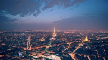 Paris, Fransa - 21 Ağustos 2018: Timelapse Paris panoramik Eyfel Kulesi, çalışma fenerinde yaz gece ile