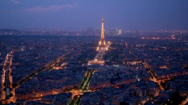 Paris, Fransa - 21 Ağustos 2018: Timelapse Paris panoramik Eyfel Kulesi, çalışma fenerinde yaz gece ile
