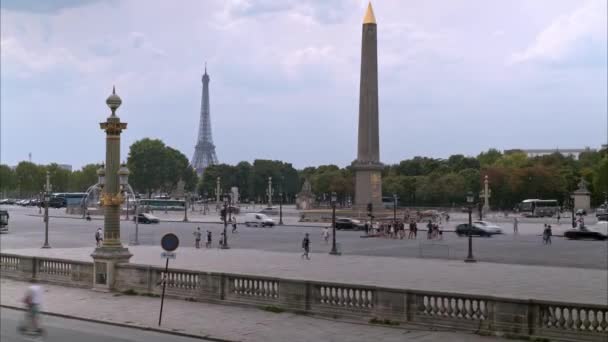 Paris, Franciaország - augusztus 12 2018: Timelapse a Place de la Concorde nyáron. Az Eiffel-torony, az Obeliszk és a fontaine des mers. — Stock videók