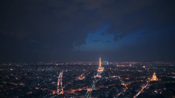 PARÍS, FRANCIA - 21 AGOSTO 2018: Timelapse del panorama de París con el faro en funcionamiento en la Torre Eiffel por la noche en el verano — Vídeos de Stock