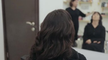 Kuaför sprankling sprey salon içinde kadın kıvrılmış saçlar için