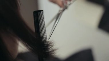 Kuaför kesim siyah uzun saçlı Close-Up