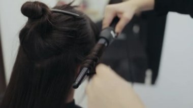 Saç maşası ve süreç içinde koyu saç teli