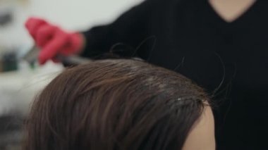 Bir esmer kadın kafa boyama Kuaför el Close-Up