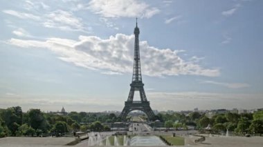 Paris, Fransa - 21 Ağustos 2018: Timelapse, Paris Eiffel Kulesi'nde yaz gün ışığında