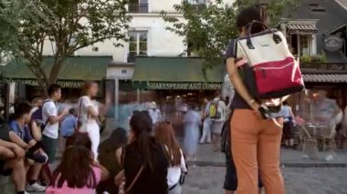 Paris, Fransa - 21 Ağustos 2018: Timelapse turist ziyaret edin ünlü Shakespeare ve şirket İngilizce kitapçıda 4 bölgesinde bulunan Paris, Fransa