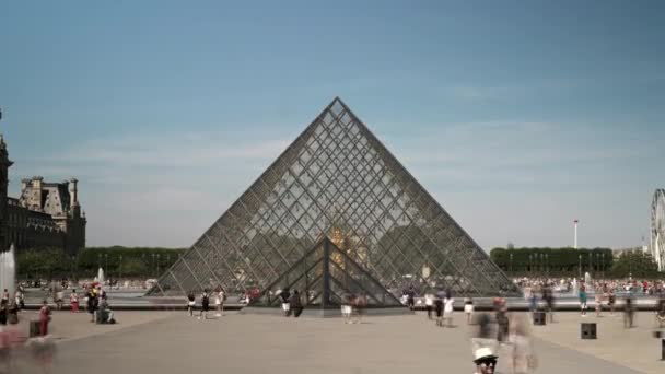 Paris, Frankreich - 21. August 2018: Zoom-Zeitraffer von Pyramiden und dem Bau des Louvre-Museums in Paris im Sommer — Stockvideo