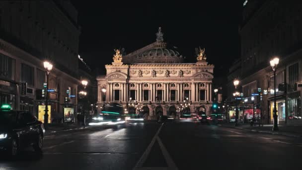 Paříž, Francie - 12 srpna 2018: Palais nebo Opera Garnier národní hudební akademii timelapse hyperlapse v noci v Paříž, Francie — Stock video