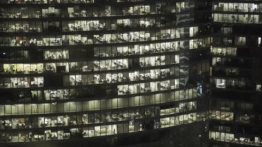 Gerçek zamanlı cephe gökdelen s cephe şehir merkezinde bir kadeh. Atış kilitli