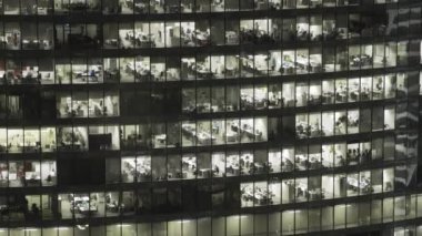 Tilt gerçek zamanlı aşağı atış Moskova'da gökdelen cephe kapat