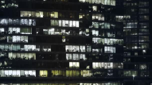 Incline-se em tempo real close-up tiro de fachada arranha-céu no centro da cidade — Vídeo de Stock