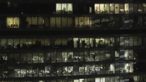 Sklopení v reálném čase uzavření záběru fasády mrakodrapu v centru města — Stock video