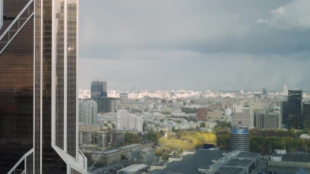 Vista panorámica de la ciudad de Moscú en tiempo real desde uno de los rascacielos situado en el centro de negocios internacional de Moscú — Vídeos de Stock