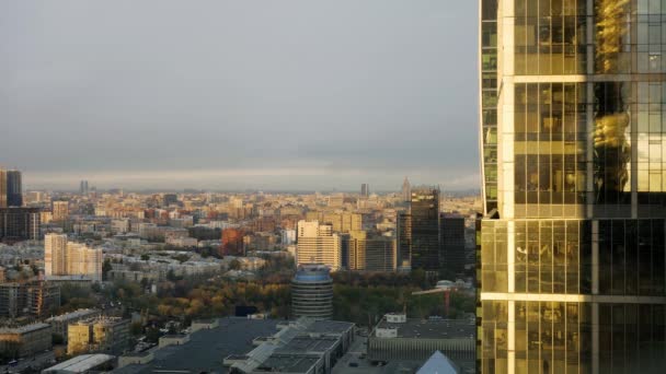 Reálný čas západ slunce moskevské městské panoramatické zobrazení z jednoho mrakodrapu umístěného v moskevském mezinárodním obchodním středisku — Stock video