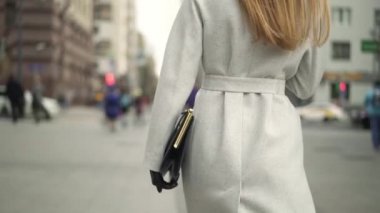 Kadın etrafında yürüyüş Beyaz önlük giymiş. Atış, yüzü olmayan orta