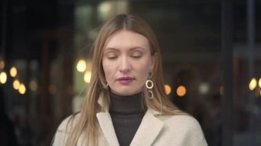 Beyaz önlük içme kahve kameraya bakarak çekici kadın