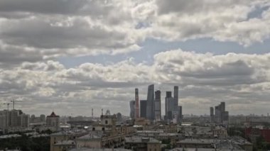 Zaman atlamalı. İş Merkezi Moskova'da, gökdelenler. İş, konut ve yaşam tarzı küme. Megalopolis finans sektöründe. Panoramik çekim kurma.