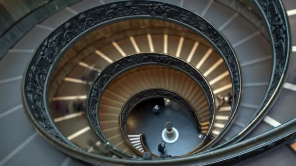 Time Lapse delle moderne scale a chiocciola Bramante dei Musei Vaticani, Roma, Italia. La doppia scala elicoidale è la famosa meta di viaggio del Vaticano e di Roma. La gente cammina — Video Stock