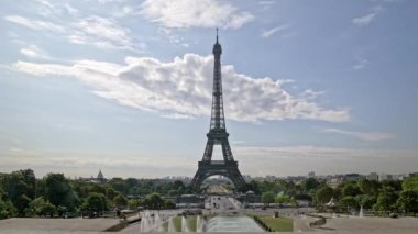 Timelapse in Paris Eiffel Tower adlı yaz gün ışığında. Paris, Fransa - Ağustos