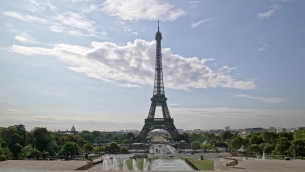 Timelapse de la Torre Eiffel de París al amanecer en el día de verano. PARÍS, Francia - AGOSTO — Vídeo de stock