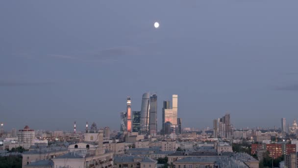 Temps écoulé. Centre d'affaires à Moscou, soi-disant gratte-ciel de Moscou-ville. Groupe affaires, résidentiel et mode de vie. Industrie financière dans la mégalopole. Établissement coucher de soleil vue panoramique . — Video