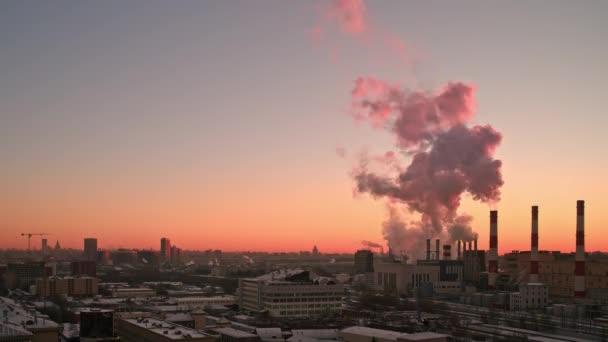Время истекает панорамный снимок Москвы на красочно-красном закате. Всемирная концепция загрязнения мегаполисов и глобального потепления . — стоковое видео