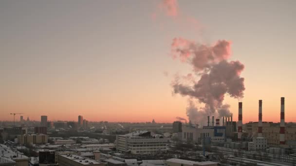 微速度撮影日没でモスクワ市内のパノラマ撮影。巨大都市と地球温暖化の汚染の世界の概念. — ストック動画