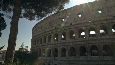 Sola doğru Timelapse Colosseo, Roma kadeh kaydırmak. Colosseum Flavian amfi olarak da bilinir. Oval bir amfiteatr, Roma, İtalya'nın şehir merkezinde