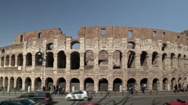 Sola doğru Timelapse trafik Colosseo, Roma yakın atış pan. Colosseum Flavian amfi olarak da bilinir. Oval bir amfiteatr, Roma, İtalya'nın şehir merkezinde
