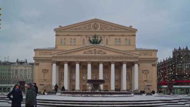 Moskou, Rusland - 6 December: Slowmotion dagweergave van de Staatsopera academische Bolsjoj theater en Ballet winter handheld geschoten in Moskou, Rusland — Stockvideo